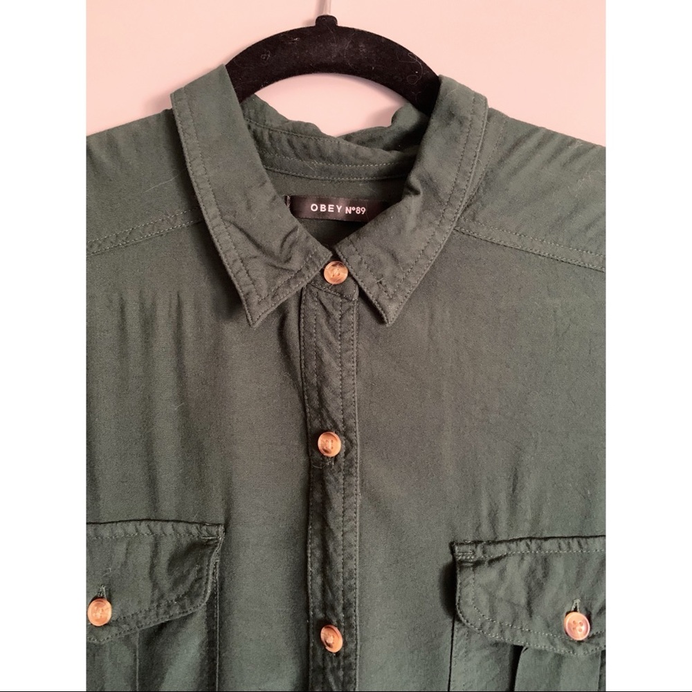 OBEY button up